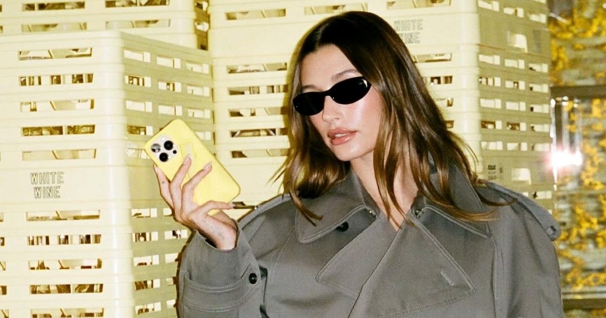 Hailey Bieber izgleda top u komadu koji će biti posvuda ove jeseni