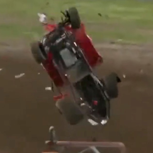 VIDEO Vozač Nascara razbio se pri brzini od 250 km/h. Publika utihnula od šoka