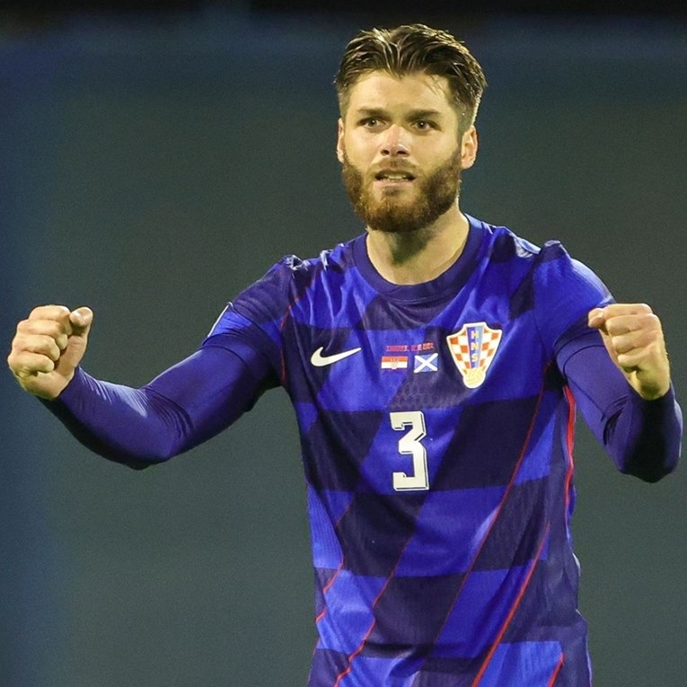 Ćaleta-Car predstavljen u novom klubu. Navijače učio kako izgovoriti njegovo ime