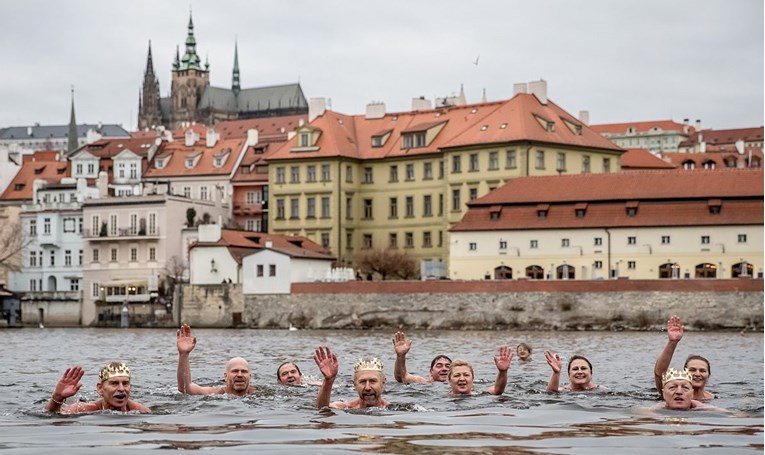 Češka policija upozorava nudiste na obvezu nošenja maski