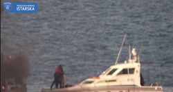 VIDEO Pomorski policajci kod Savudrije spasili posadu s goruće brodice