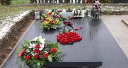 Fanovi na grobu Akija Rahimovskog ostavljaju pivo i ruže