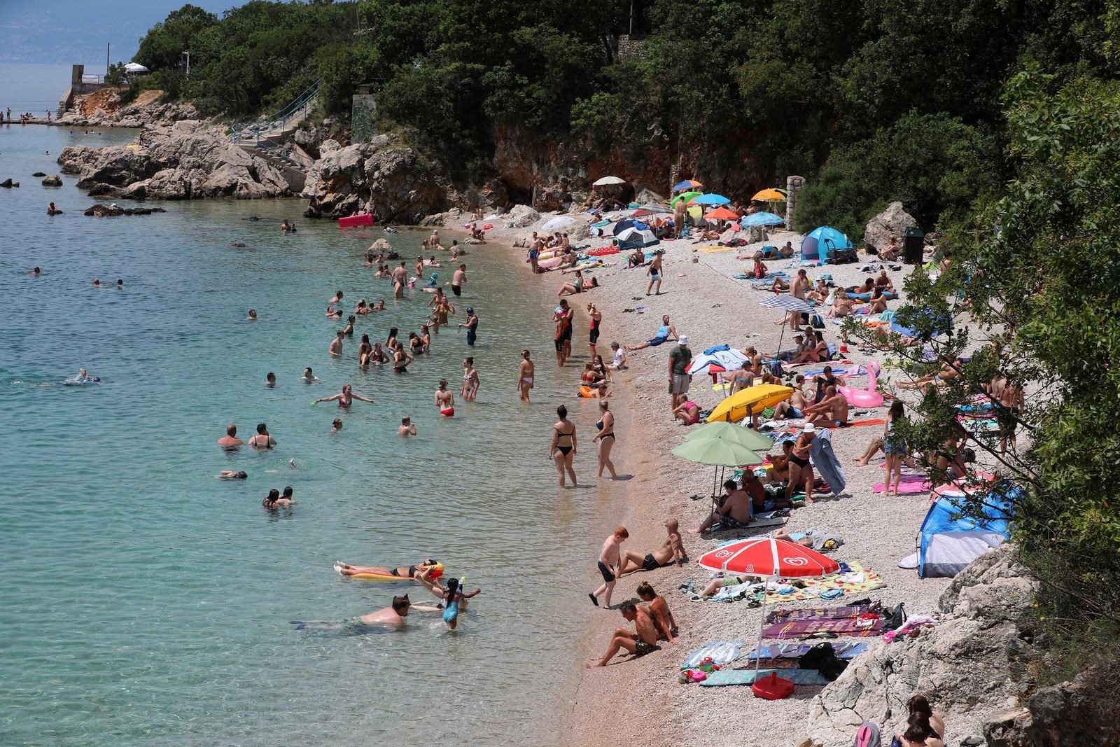 Kostrena planira kažnjavati golotinju na plažama. Redari bi dobili barke za ophodnju