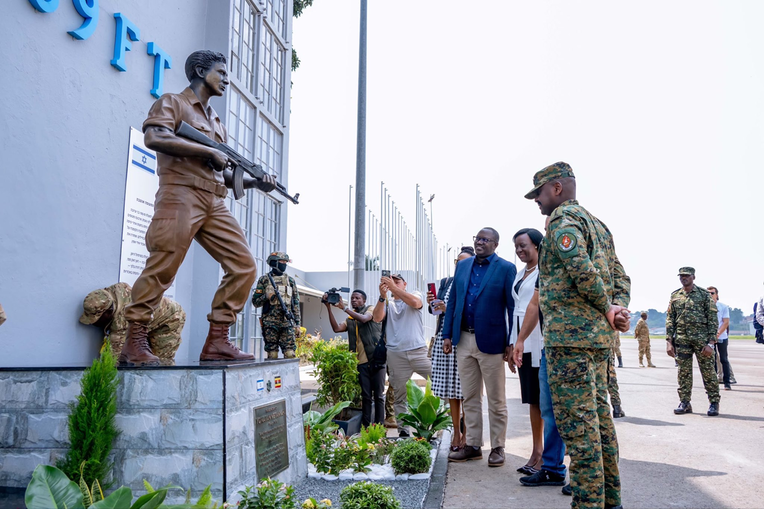 Uganda otkrila kip Netanyahuova brata s puškom: "Odajemo počast njegovoj hrabrosti"