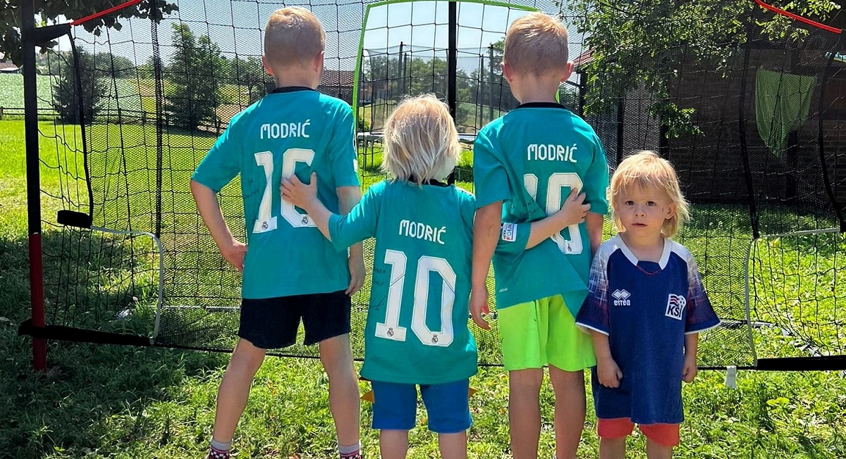 Modrić obukao djecu Ivice i Janice, ali na slici je jedan uljez