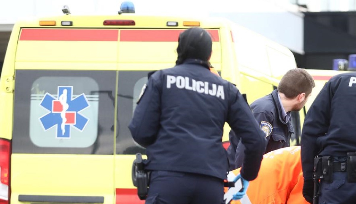 Mladić gol trčao Slavonskim Brodom, glavom udarao vozila, napao dvije žene