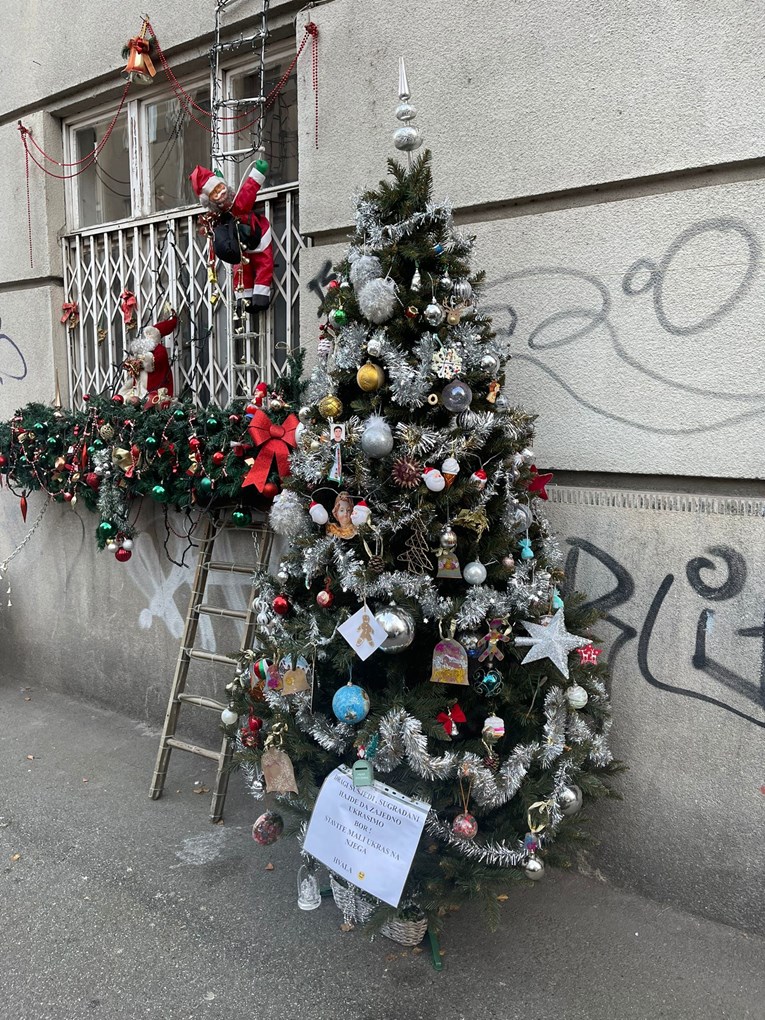 U zagrebačkom kvartu na ulici osvanuo bor i ukrasi: "Susjedi, zajedno ga ukrasimo"