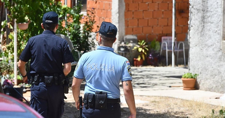 Pijani mladić u Požegi vrijeđao policajce, pokazivao im srednji prst. Uhićen je