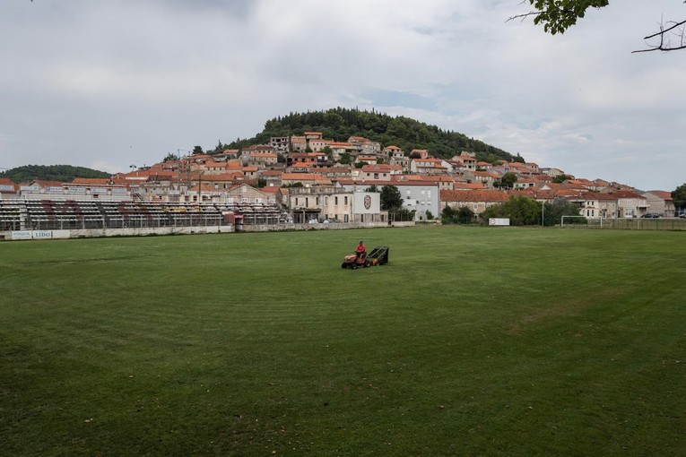 Starija žena s Korčule ima koronu