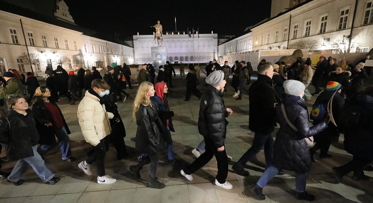 Stotine na prosvjedu u Varšavi, vikali "Ne dirajte Ukrajinu" i "Putina na sud"