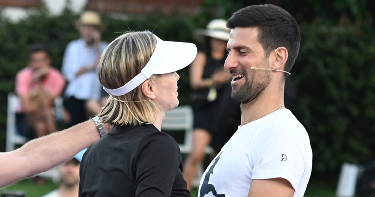 Novak Đoković igrao tenis s Charlize Theron pa je zagrlio na terenu