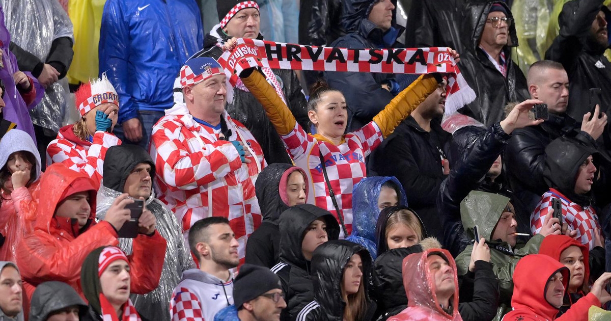 FOTO Ni kiša ih nije mogla zaustaviti. Pogledajte kako je Osijek navijao za Hrvatsku