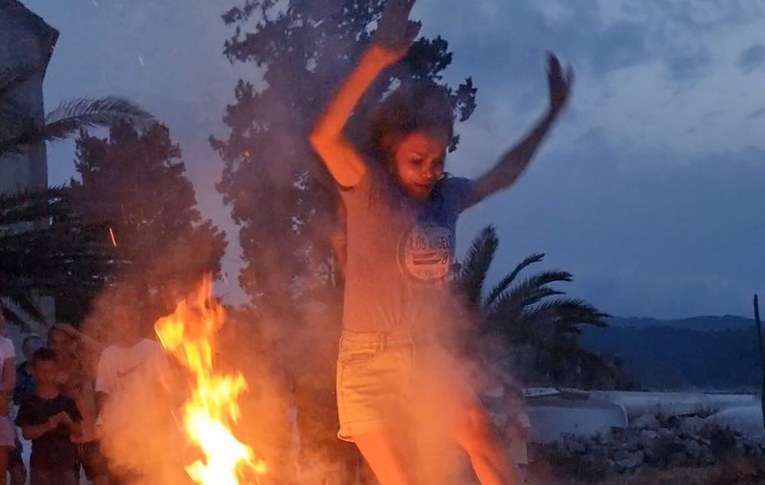 VIDEO Severina na Vrniku preskakivala vatru i odjevena skakala u more