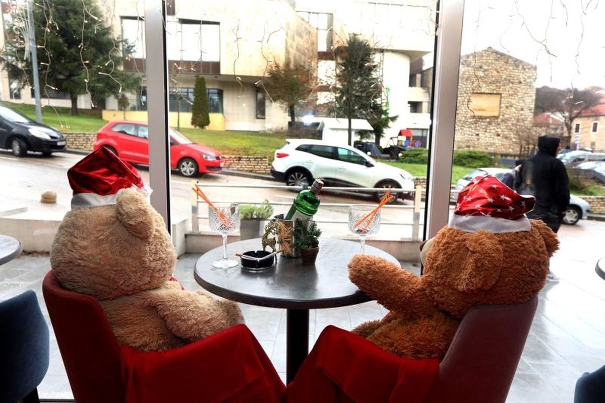 FOTO Pogledajte kakvo je društvance napunilo terasu kafića u Drnišu