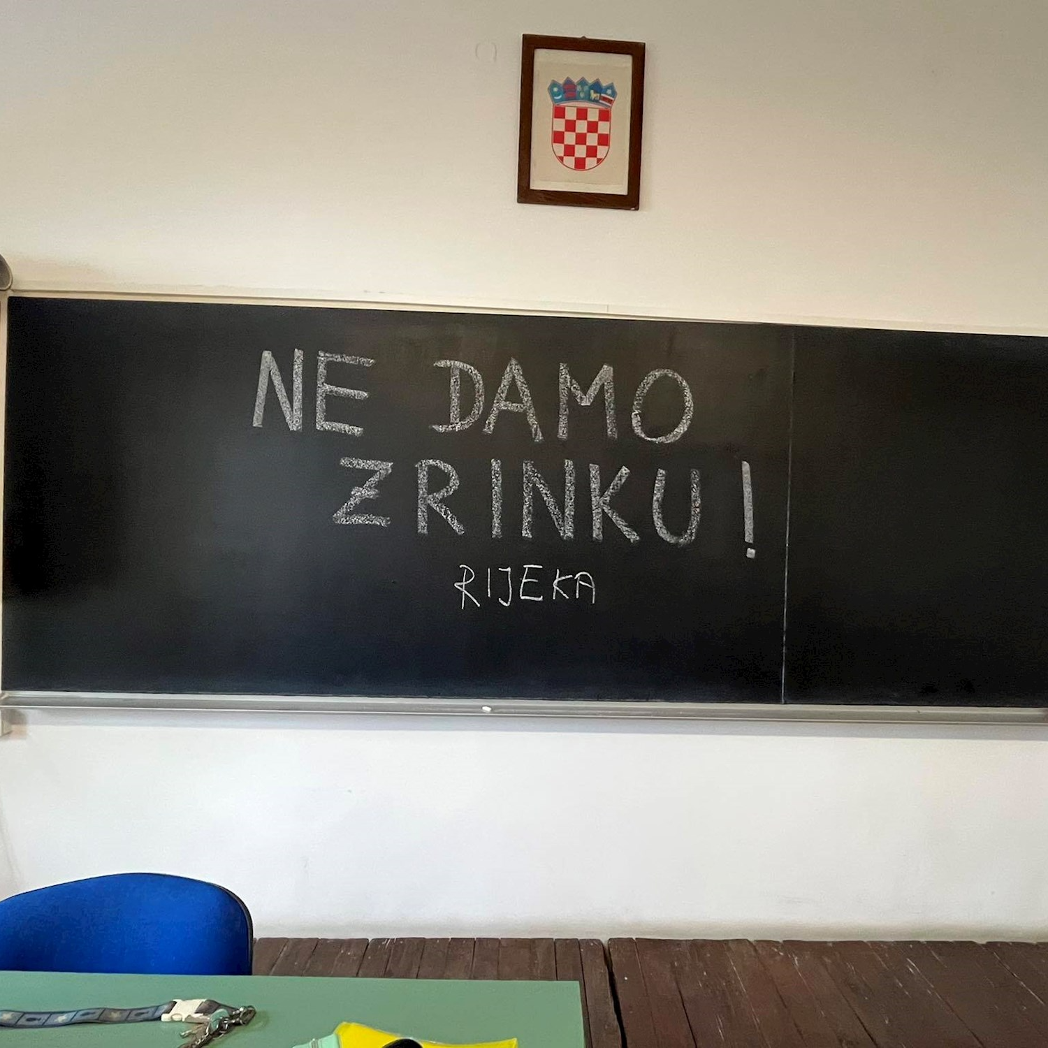 Učitelji diljem Hrvatske porukama na pločama podržali nastavnicu koja je dobila otkaz