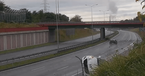 VIDEO Pogledajte mali Peugeot u stravičnoj nesreći na autocesti