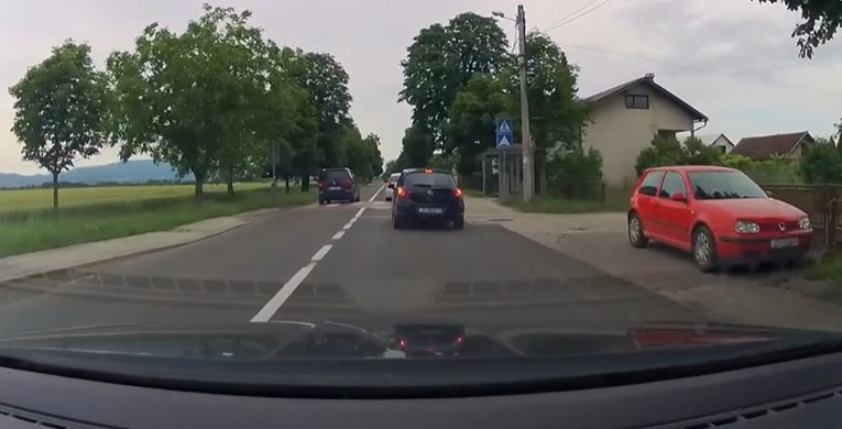 VIDEO Divljak u Zagrebu pretječe preko pune crte, zebre, ležećih... Pored škole