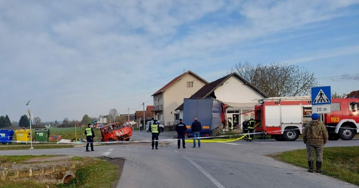 Kod Slatine se sudarila dva teretna vozila, jedna osoba poginula