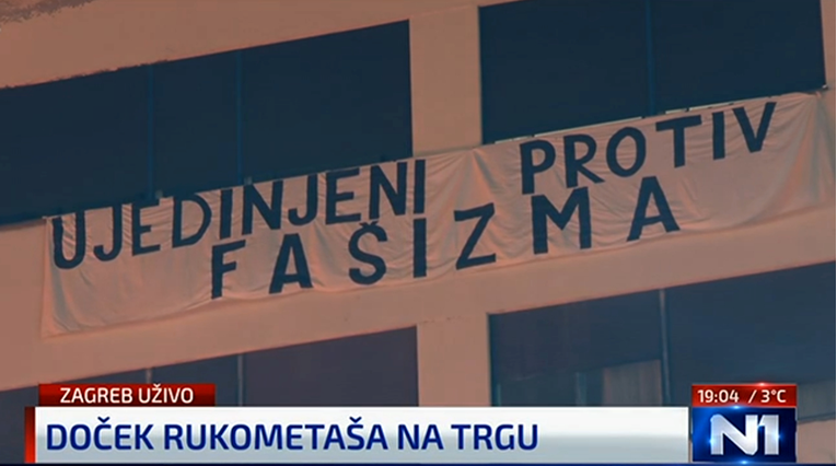 Na Jelačićevom trgu transparent "Ujedinjeni protiv fašizma"