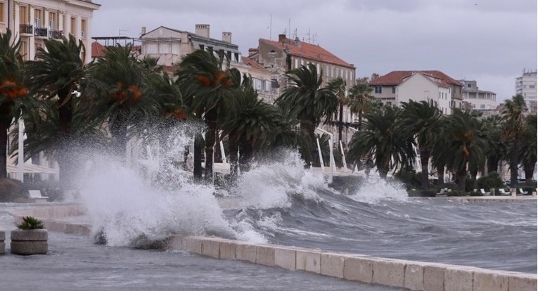Jugo radi probleme u Splitu. Potopljene ceste na otocima, u Zagori uništena groblja