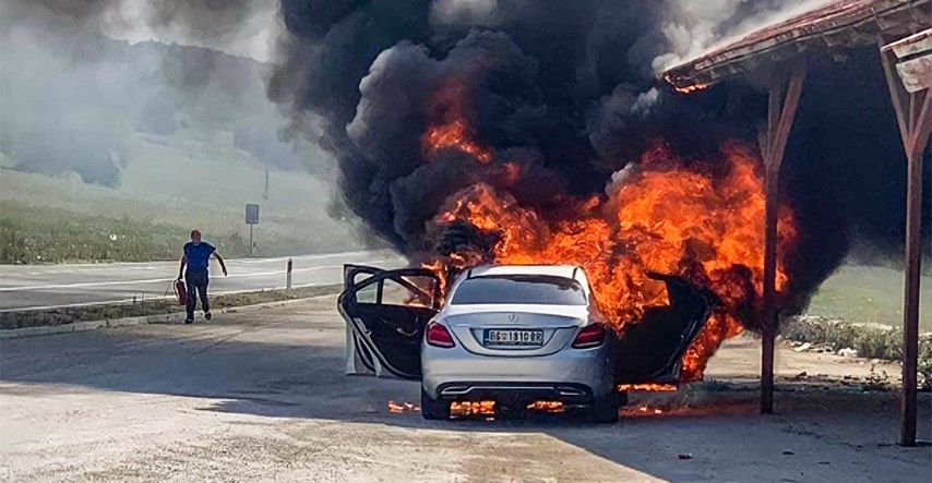 Skaut i direktor škole Partizana zamalo izbjegli tragediju. Zapalio im se auto
