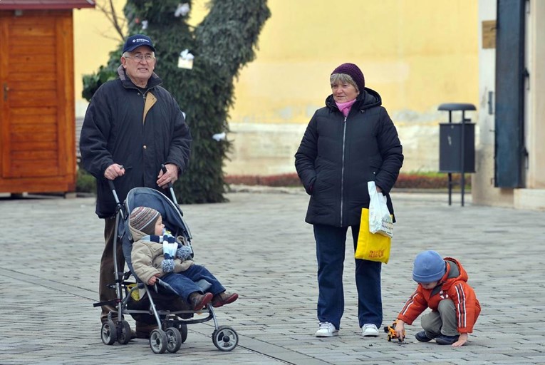 Križevci plaćaju "baka - djed servis": 250 eura mjesečno za čuvanje unuka 