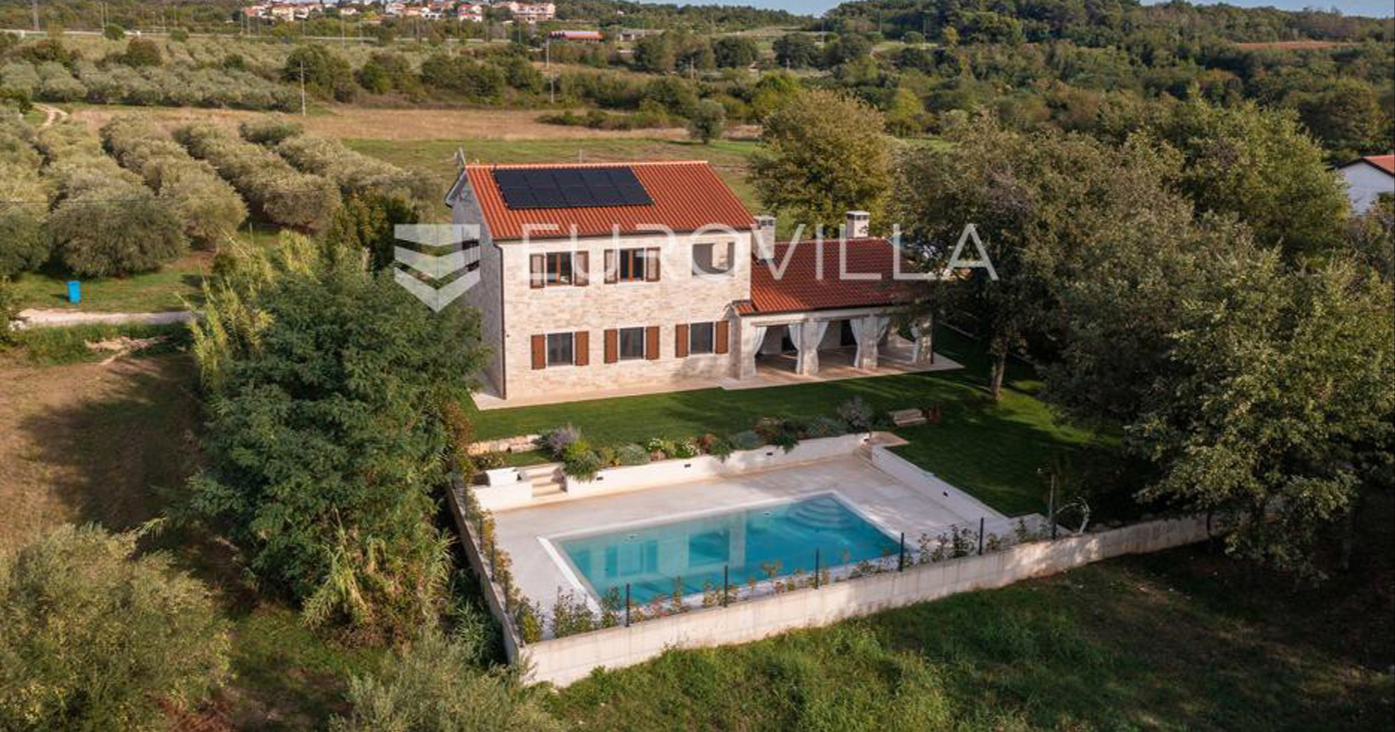 U Istri se prodaje prekrasna kamena vila s bazenom. Cijena je 2,25 milijuna eura