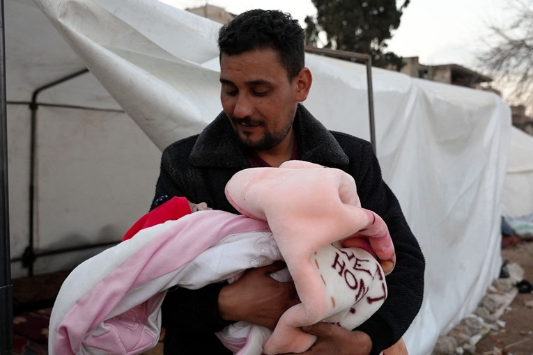 Beba rođena pod ruševinama u Siriji stigla je u dom svojih rođaka. Dobila i novo ime
