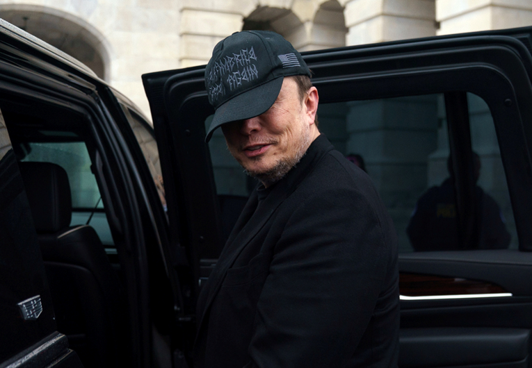 Grok AI više neće moći "svlačiti" stvarne ljude na fotografijama