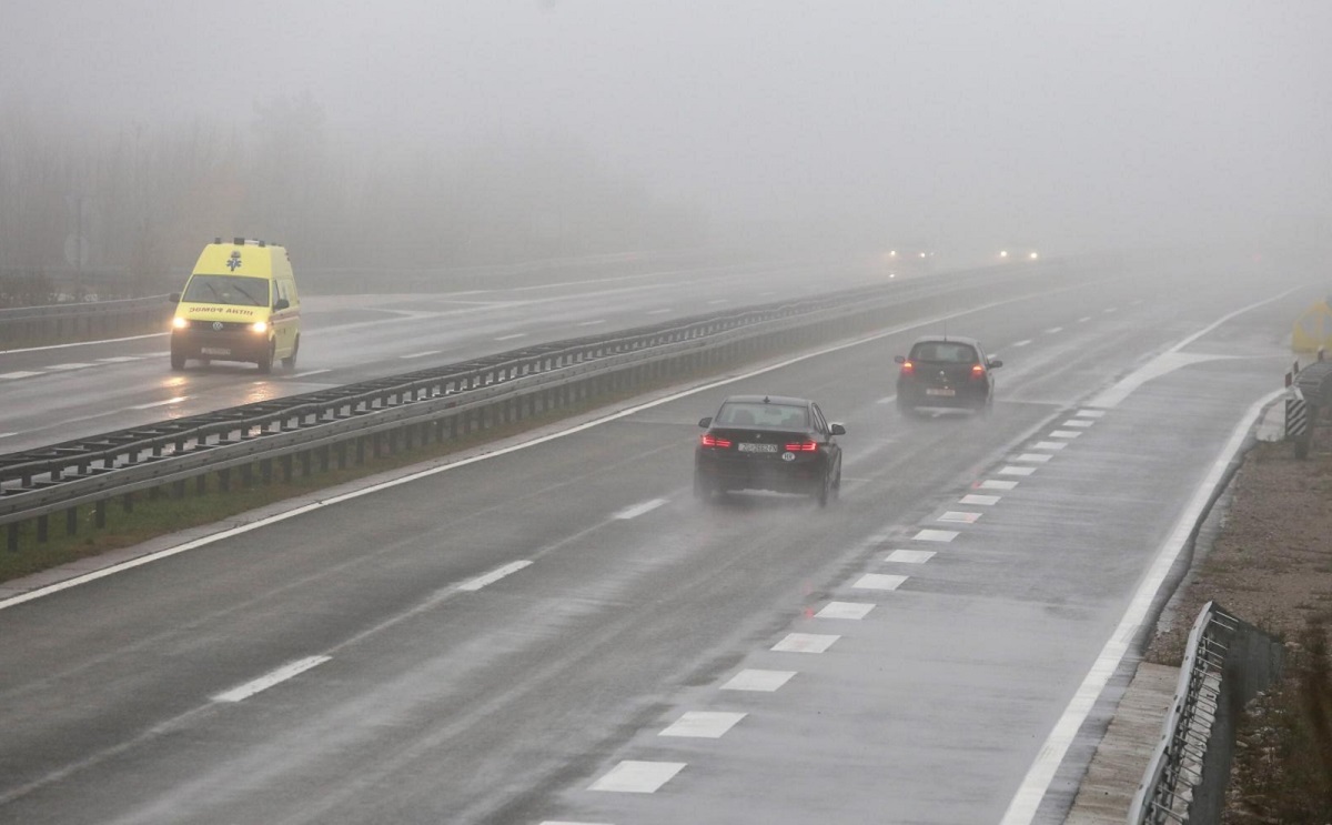 Ceste su mjestimično mokre i skliske, kiša usporava promet u Istri i kod Rijeke