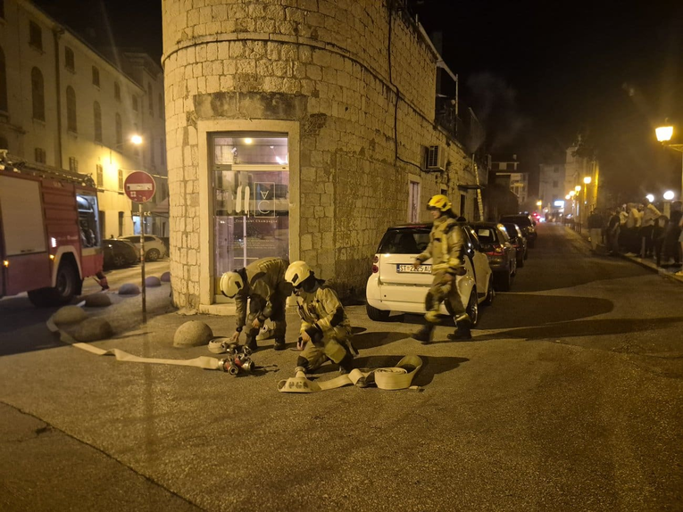 VIDEO Sinoć se zapalio restoran u centru Splita