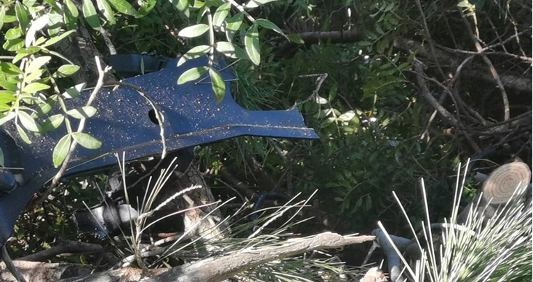 Ovo su fotografije s mjesta teške nesreće na Korčuli. Dijelovi auta su rasuti naokolo