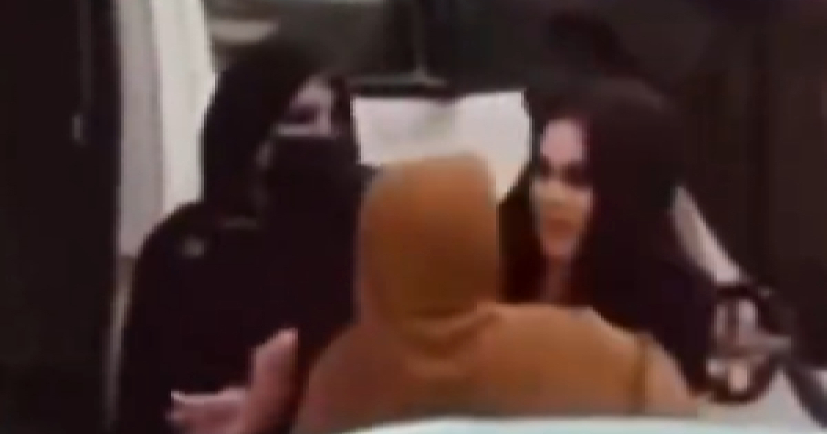 VIDEO Talibani privode žene po Kabulu. Snimljeno kako ih guraju u kombi