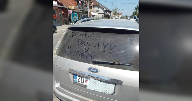 Hrvatske turiste u Kruševcu dočekala poruka dobrodošlice na automobilu