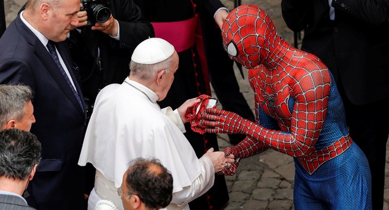 Papa se rukovao sa Spidermanom pa se brzo saznalo tko je iza kostima