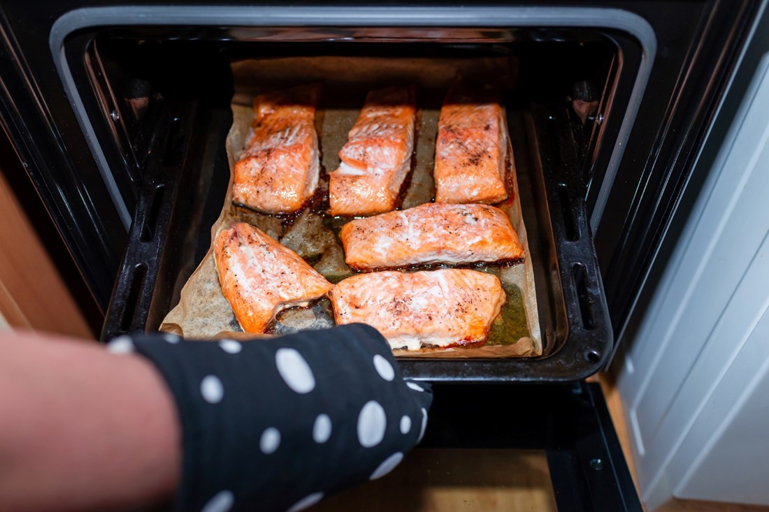 Primijetili ste bijele tragove na pečenom lososu? Evo što je to zapravo