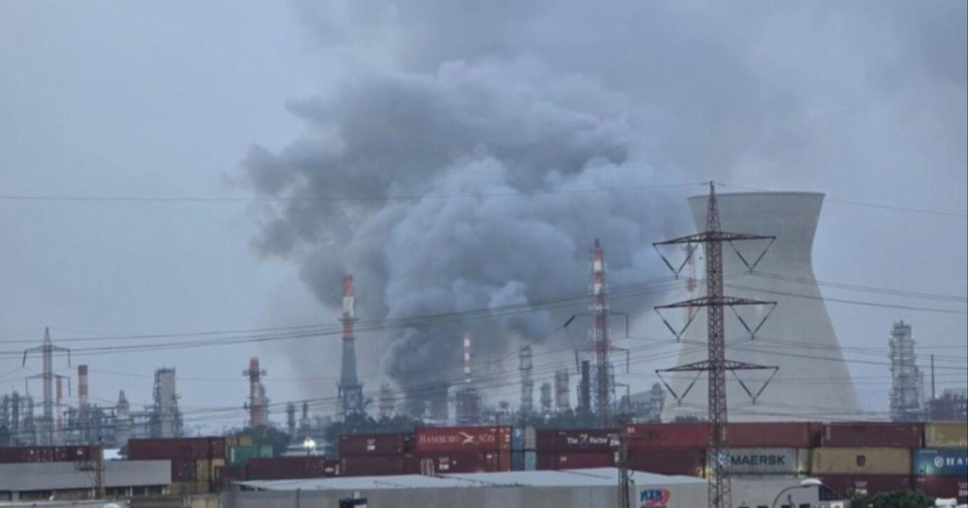 FOTO Raketni napadi Irana na Izrael, oštećena rafinerija u Haifi