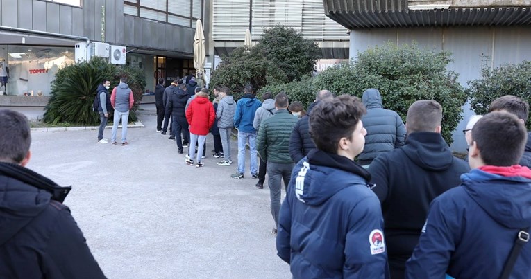 Pogledajte red na Poljudu za ulaznice za derbi s Osijekom