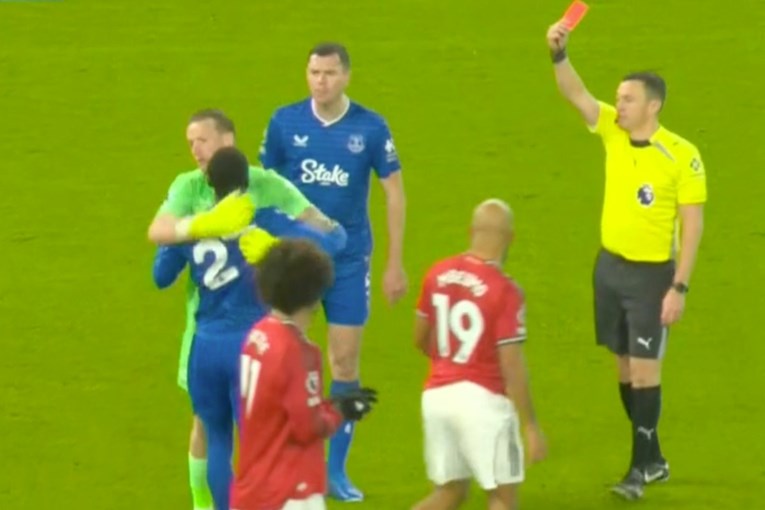VIDEO Igrač Evertona ošamario suigrača. Dobio je crveni karton