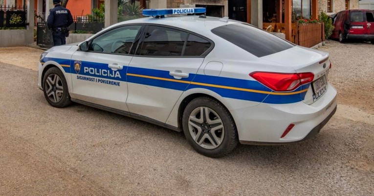 Uhićen muškarac (60) koji se kod Rovinja družio s maloljetnicima i davao im marihuanu