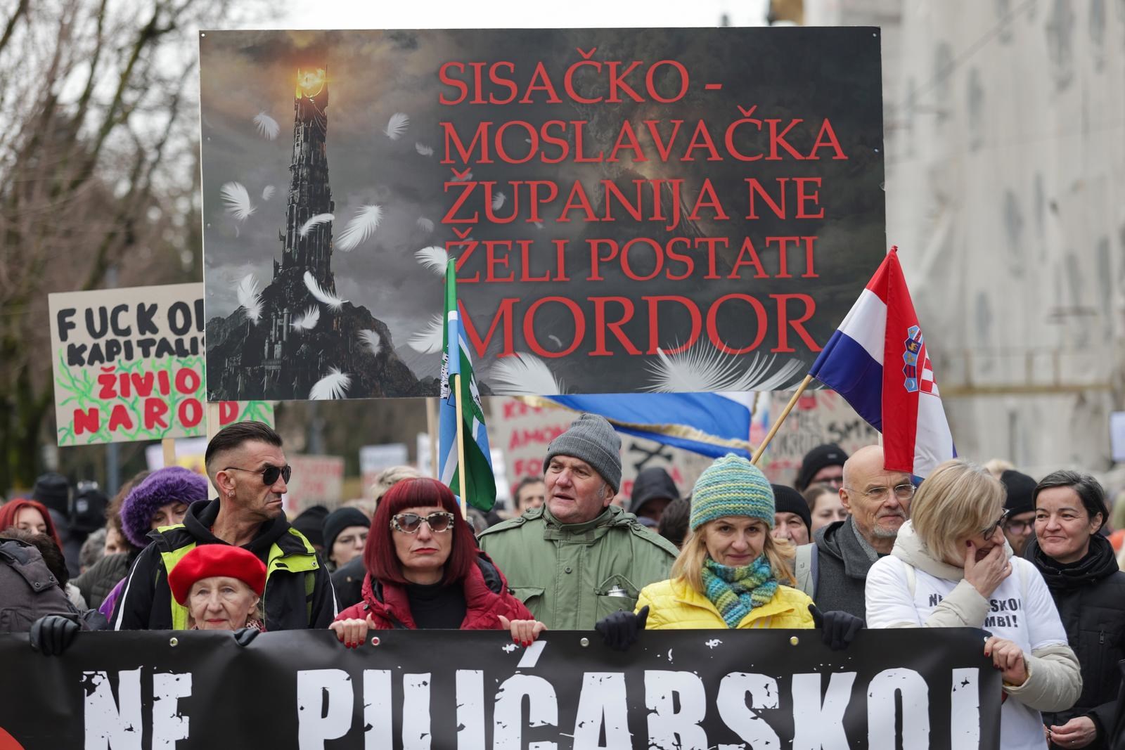 FOTO Pogledajte transparente s prosvjeda protiv sisačke farme pilića