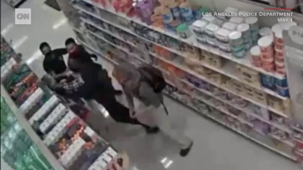 VIDEO U SAD-u istjeran iz dućana jer nije imao masku pa zaposleniku slomio ruku