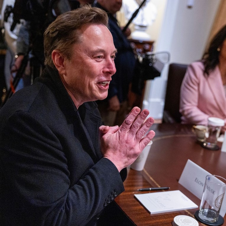 Ljudi sprdaju Muska nakon što su primijetili što je zapisao na papir tijekom sastanka