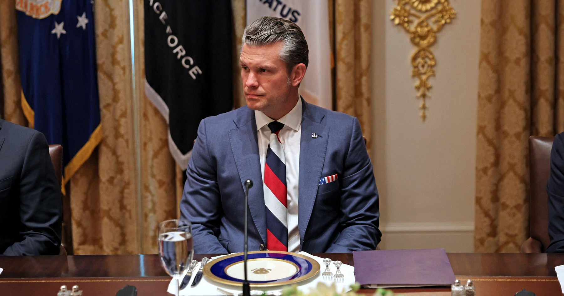 Rusi hvale Hegsethovu kravatu. Pentagon novinaru: To je domoljubna kravata, moronu