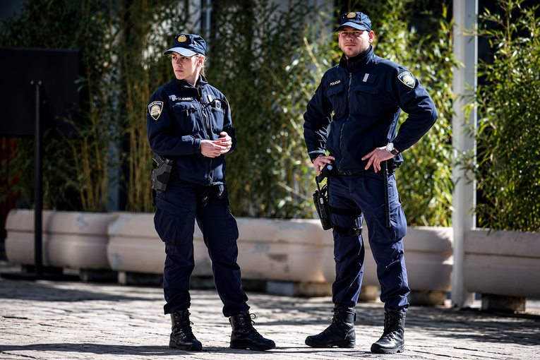 Mladić nožem ubio baku u Zadru