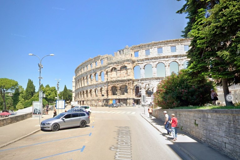 Nijemac pao sa zidića visokog pet metara kod pulske Arene. Teško je ozlijeđen