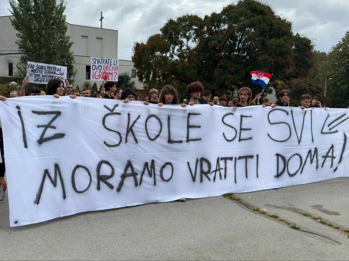 UŽIVO Prosvjed roditelja i učenika pred školom u kojoj je dječak izbo vršnjaka