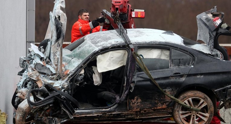 Policija objavila detalje teške nesreće, mladi vozač BMW-a udario je u rub ceste