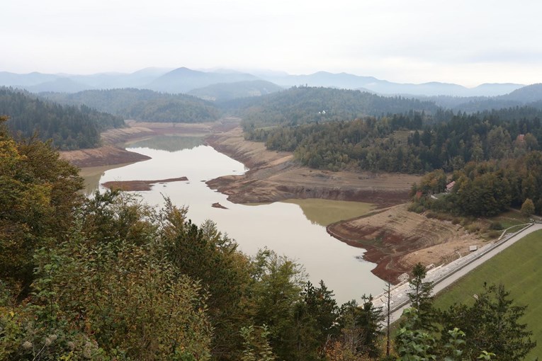 Lokvarsko jezero polako se puni vodom, pogledajte kako trenutno izgleda