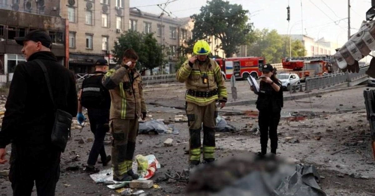 Potresna fotografija iz Kijeva. Salutiraju spasiocu ubijenom dok je pomagao ljudima